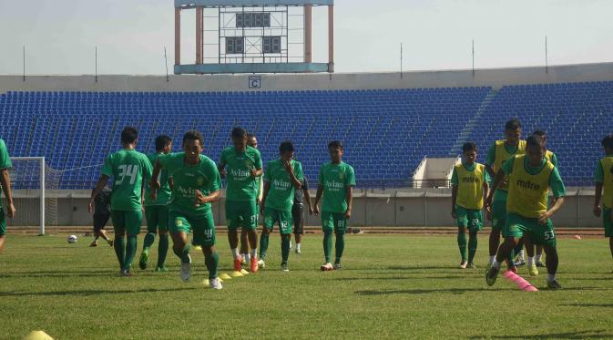 TANPA PELATIH - Persebaya United menjalani latihan persiapan jelang laga melawan Martapura FC pada Selasa (1/9/2015) tanpa didampingi pelatih kepala, Ibnu Grahan. (Bola.com/Zaidan Nazarul)