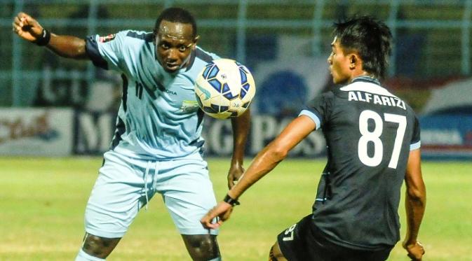 Diallo Mamodou, pencetak gol pertama Persela ke gawang Arema Cronus di Piala Presiden 2015, Selasa (1/9/2015). (Bola.com/Kevin Setiawan)