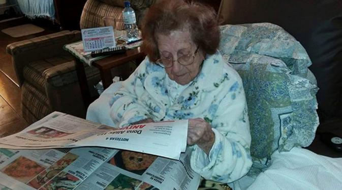 Pada usianya yang 112 tahun, Alida Victoria Grubba Rudge masih sering bermain kartu (Oddee)