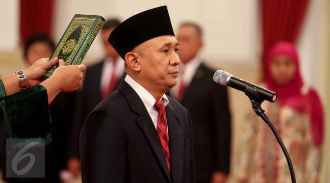 Kepala Staf Presiden Teten Masduki mengucapkan sumpah jabatan saat acara pelantikan yang dipimpin Presiden Jokowi di Istana Negara, Jakarta, Selasa (2/9). Teten menggantikan Luhut yang kini menjabat Menko Polhukam. (Liputan6.com/Faizal Fanan