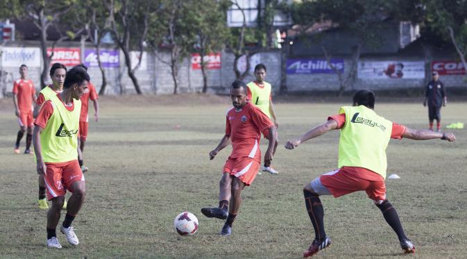 Pemain Persija, Nur Iskandar mengoper bola saat latihan jelang laga Piala Presiden melawan Persita di Lapangan Trisakti, Bali, Rabu (2/9/2015). (Bola.com/Vitalis Yogi Trisna) 