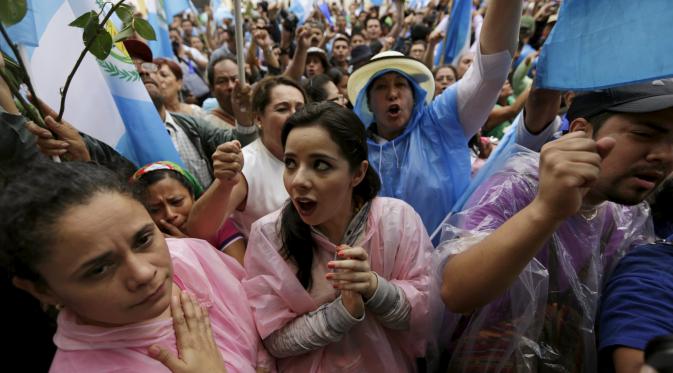 Warga Guatemala menyambut keputusan pencabutan hak imunitas hukum presiden. (Reuters)