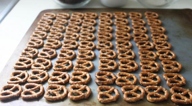 Susun pretzel dalam loyang. (Via: cal.spoonuniversity.com)