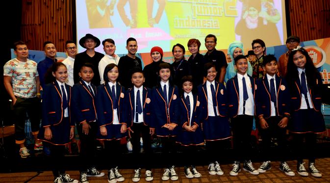 20 besar La Academia Junior 2 berfoto dengan dewan juri (Wimbarsana/Bintang.com)