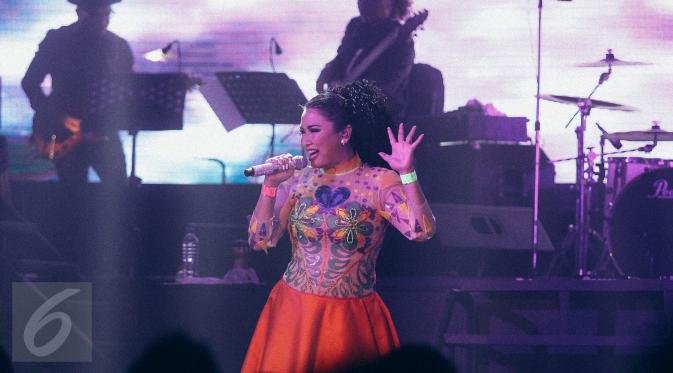 Titi DJ tampil di Coloseum, Jakarta, 7 November 2014. (Liputan6.com/Faizal Fanani)
