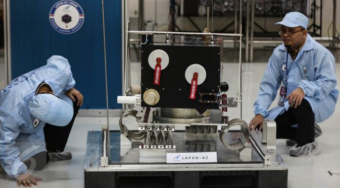 Sejumlah tim ahli saat mengamati satelit ekuatorial pertama Indonesia, LAPAN A2, di Pusat Teknologi Satelit Lapan, Bogor, Kamis (3/9/2015). Satelit tersebut nantinya akan segera diberangkatkan ke India. (Liputan6.com/Faizal Fanani)