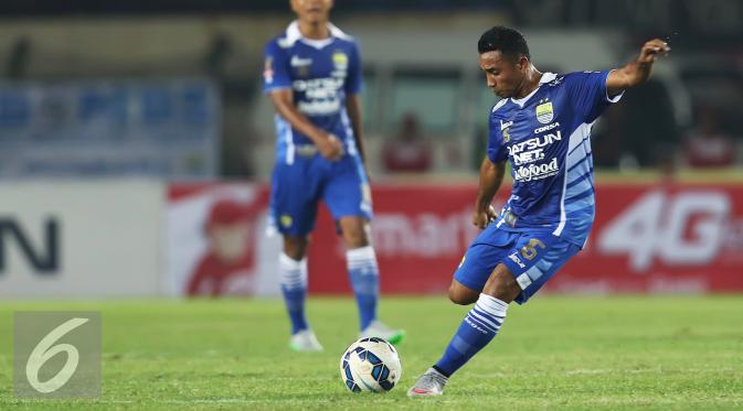 Gelandang Persib, Firman Utina berusaha mengumpan bola pada pertandingan Piala Presiden di Stadion Jalak Harupat, Bandung, Jawa Barat, Rabu (2/9/2015). Persib menang atas Persiba dengan skor 4-0. (Liputan6.com/Herman Zakharia)