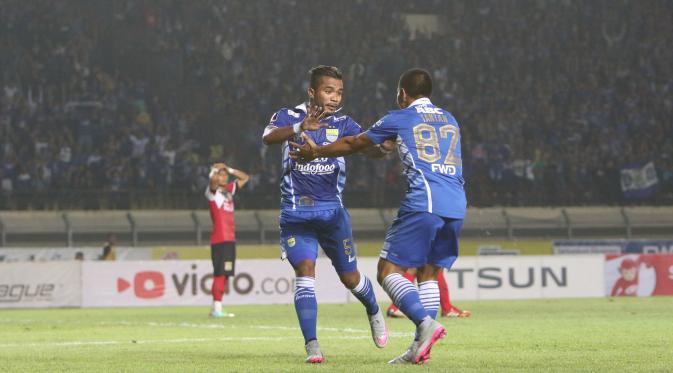 Pemain Persib Bandung Zulham Zamrun merayakan golnya ke gawang Persiba Balikpapan (Liputan6.com / Herman Zakharia)