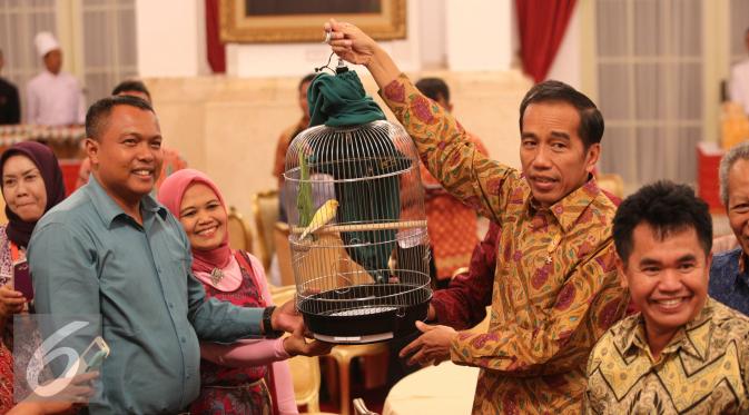 Presiden Joko Widodo mengundang perwakilan pedagang dari sejumlah pasar di Jakarta di Istana Negara, Jakarta, Kamis (3/9/2015). Jokowi mendapat hadiah burung Kenari dari pedagang. (Liputan6.com/Faizal Fanani) 