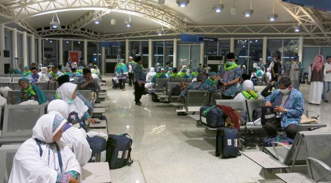 Jemaah calon haji Indonesia di Bandara Internasional Amir Muhammad bin Abdulaziz (AMMA) Madinah, Arab Saudi. (Liputan6.com/Wawan Isab Rubiyanto)