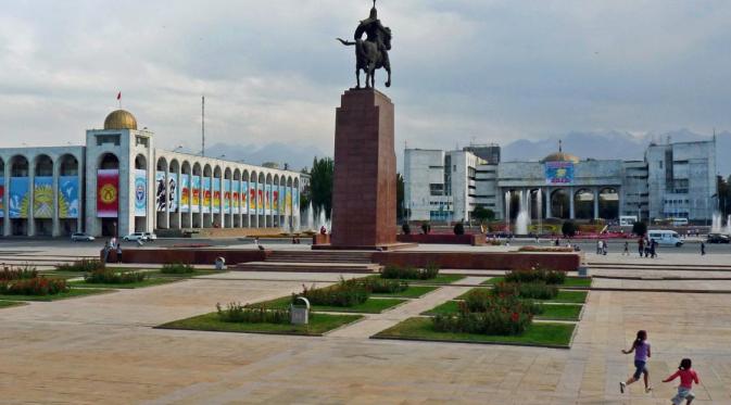 Kyrgyzstan, Dandanan Modis di Celah Bangunan Peninggalan Soviet. | via: panamsur.com
