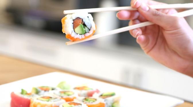 Sebelum Anda memenuhi undangan makan bersama teman dari Jepang atau China, ada baiknya menambah wawasan tentang cara menggunakan sumpit.