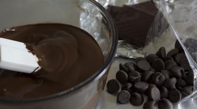 Lelehkan cokelat batangan atau cokelat chips. (Via: spoonuniversity.com)