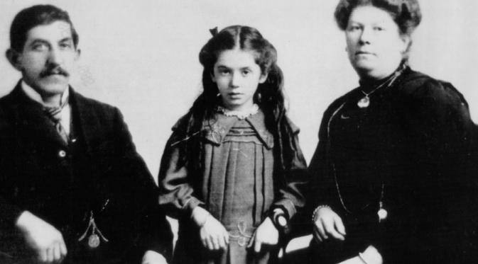 Eva hart bersama kedua orang tuanya. Sang ayah tak selamat dalam tragedi Titanic (Wikipedia)