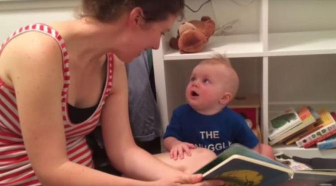 Ia tertawa saat dibacakan buku dongeng. (Youtube)