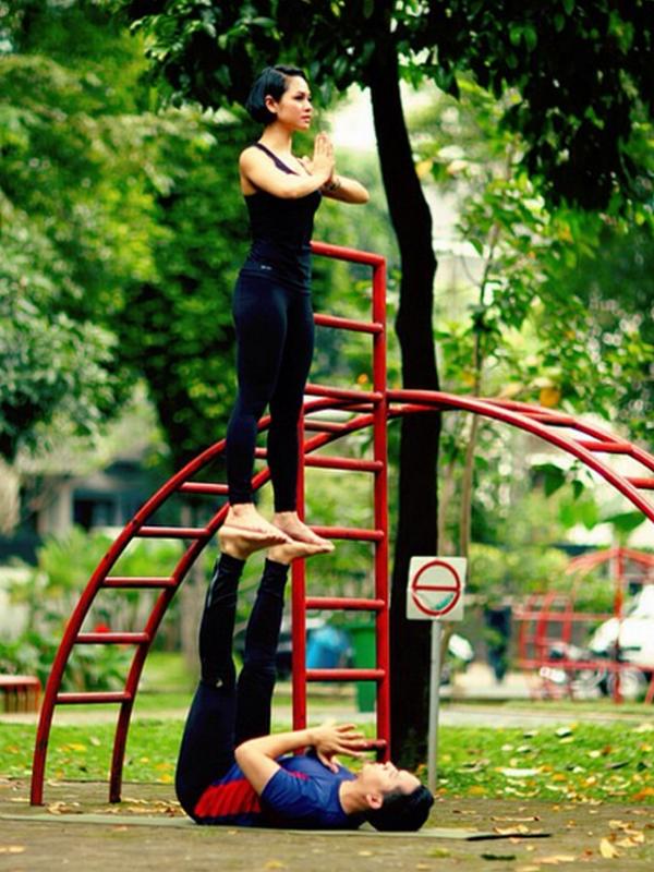 Pose Andien Aisyah saat melakukan acroyoga bersama Fajar Putra. (via instagram.com/penyogastar)