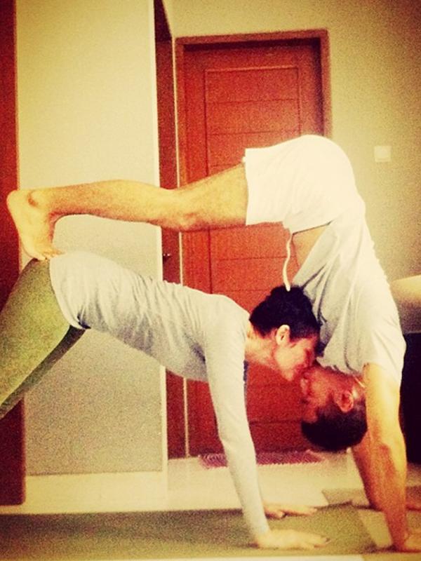 Berkat acroyoga, Rima Melati dan Marcell terlihat semakin romantis. (via instagram.com/penyogastar)