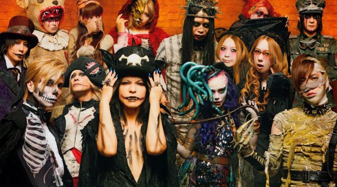 Grup Halloween Junky Orchestra yang dipelopori oleh Hyde, vokalis Vamps dan L'Arc-en-Ciel.  (visualioner.com)