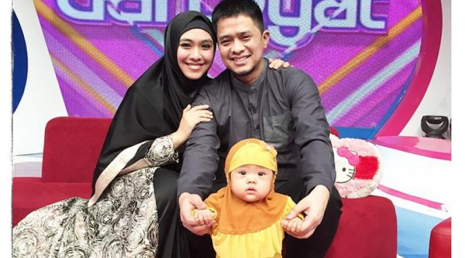 Oki Setiana Dewi bersama anak dan suami, Ory Vitrio [Instagram]