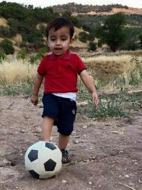 Aylan Kurdi main bola. (Via: lagubarump3.tk)