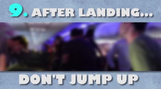 Setelah mendarat, jangan langsung buru-buru berdiri. (Via: youtube.com)