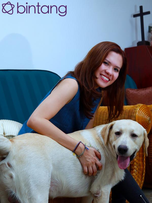 Michelle Joan bersama anjing kesayangannya; Monster. (Deki Prayoga/Bintang.com)