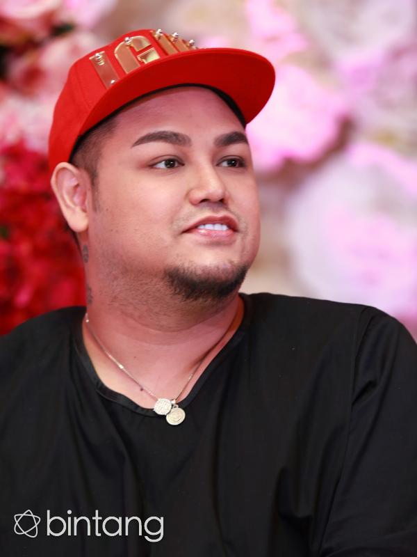 Menurut Ivan Gunawan yang merasa terbantu bisnis online shop-nya dengan keberadaan si wanita, cara terbaik untuk mengenal satu sama lain ialah dengan meluangkan waktu. (Wimbarsana/Bintang.com)