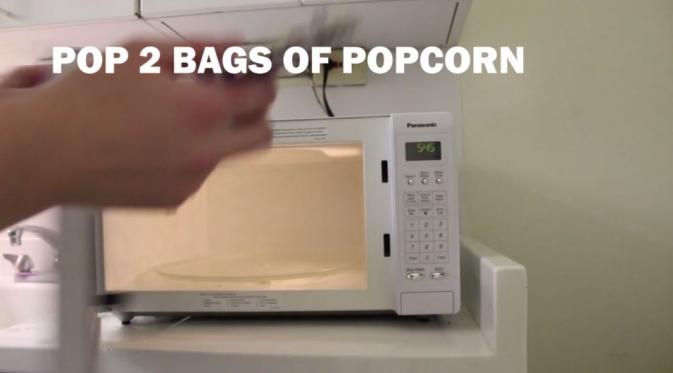 Masak popcorn-mu di dalam microwave. (Via: vimeo.com/52254299)