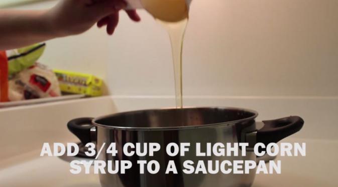 Masukkan 55 gram margarin. (Via: vimeo.com/52254299)