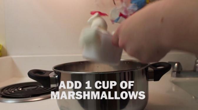 Masukkan 225 gram marshmallow. (Via: vimeo.com/52254299)