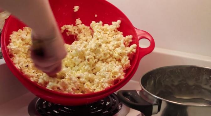 Masukkan popcorn yang sudah matang. Aduk merata. (Via: vimeo.com/52254299)