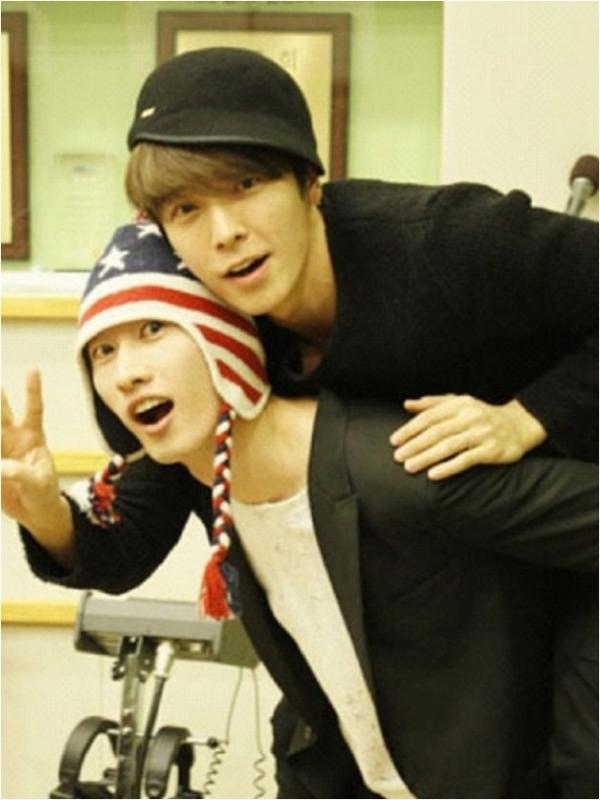 Donghae dan Eunhyuk (via kpopstarz.com)