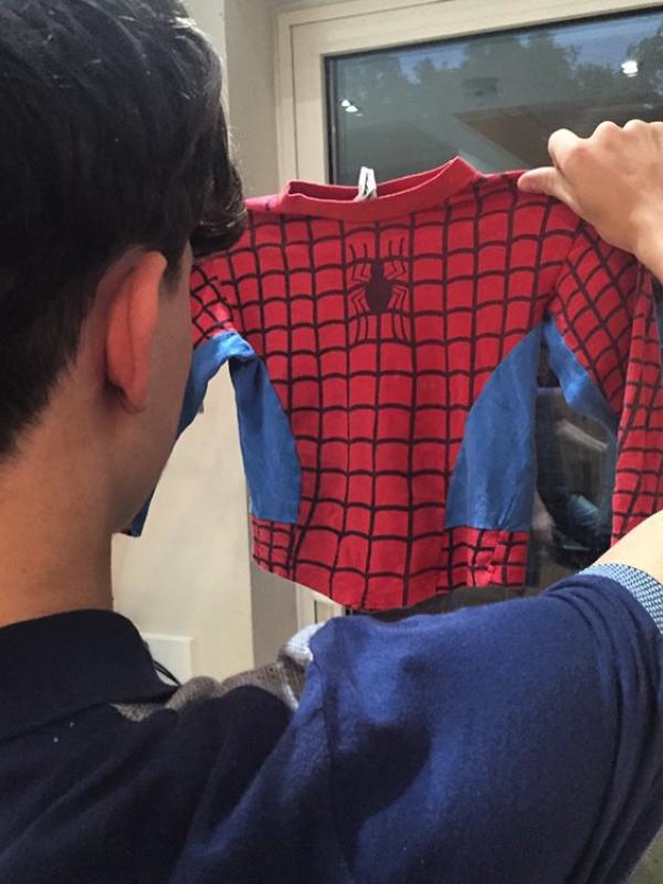 Tom Holland berbagi foto perdananya bersentuhan dengan kostum Spider-Man pertama kali. (Instagram)