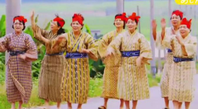 Band para lansia ini berbasis di sebuah pulau terpencil di daerah Kohama di Okinawa dengan populasi penduduk yang hanya 600 orang.