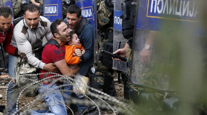 Terjadi keributan antara pengungsi dengan petugas kepolisian di perbatasan Makedonia. | via: Darko Vojinovic/Associated Press