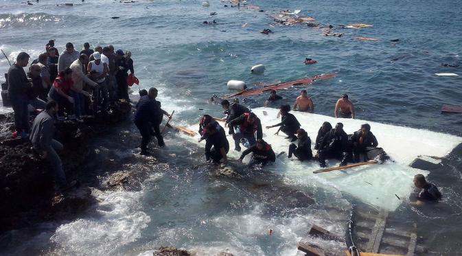 Menyelamatkan diri dari perahu yang tenggelam di Rhodes, Yunani.. | via: Loukas Mastis/EPA