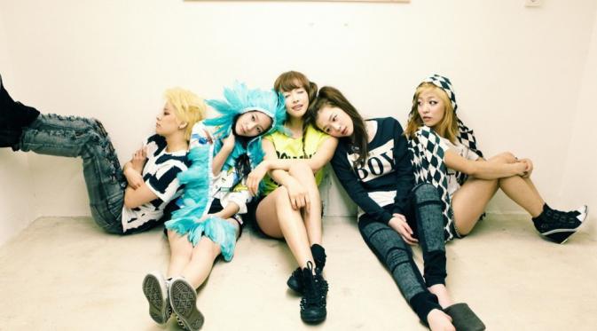 f(x) pertama kali melakukan debut pada 5 September 2015