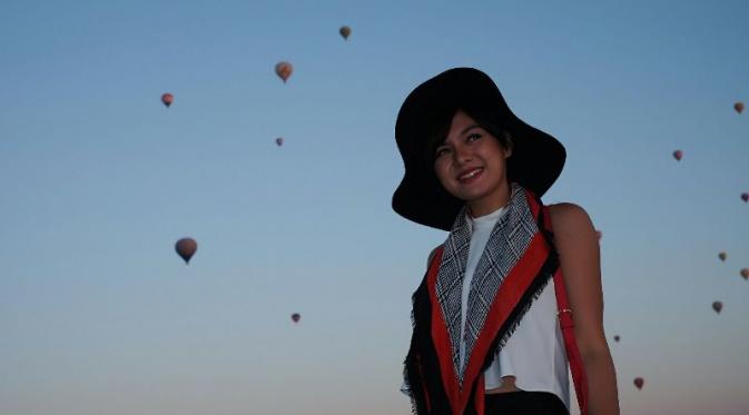 Vicky Shu naik balon udara di syuting Romansa: Sunset Love In Istanbul di Turki. (foto: Rommy Ramadhan/Liputan6.com) 