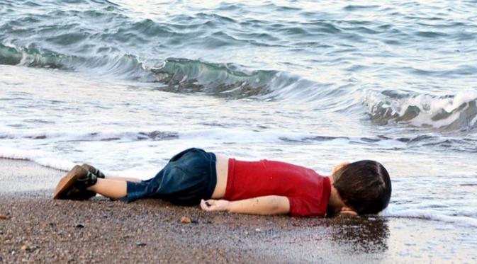 Aylan Kurdi, pengungsi Suriah yang harus meregang nyawa. | via: Nilufer Demir