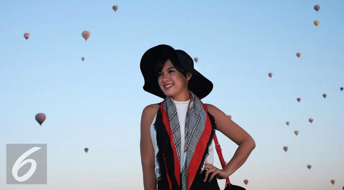 Vicky Shu berpose dengan latar belakang balon udara di Cappadocia, Turki, Minggu (6/9/2015). (Rommy Ramadhan/Liputan6.com) 