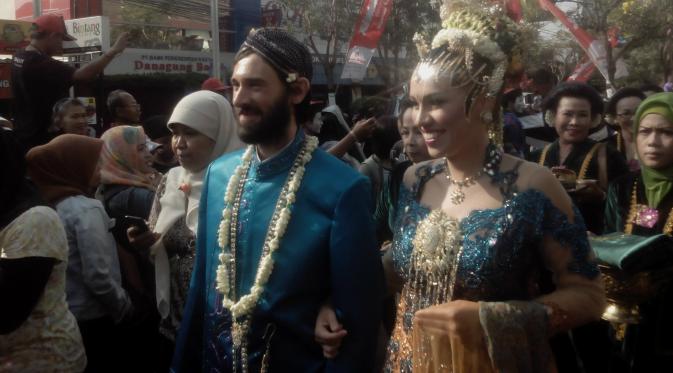Pasangan turis asing menikah di Yogyakarta menggunakan adat Jawa. (Fathi Mahmud/Liputan6.com)