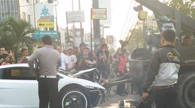Mobil Lamborghini yang bertabrakan dengan sepeda motor di Jalan Boulevard Barat, Kelapa Gading, Jakarta Utara. (www.twitter.com/@TMCPoldaMetro)