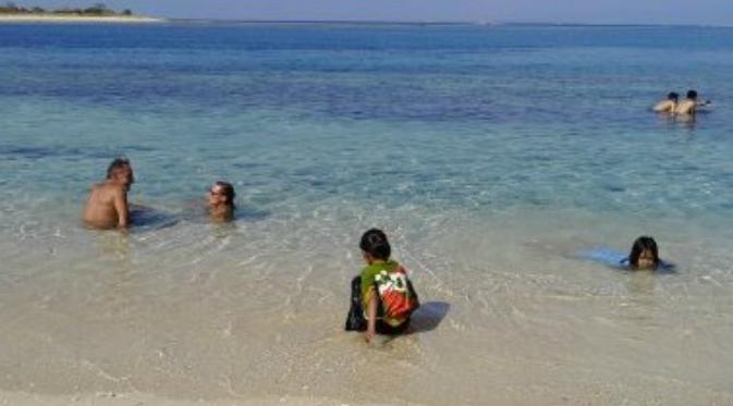 Menikmati bening dan tenangnya air Laut Gili Kondo di Pulau Lombok. (Liputan6.com/Sunariyah)