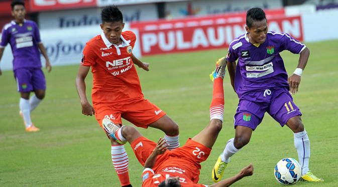 Rafid Lestaluhu (kanan) sedang berebut bola dengan pemain Persija Jakarta (istimewa)