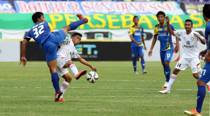 Pemain Martapura FC berjibaku untuk melawan Persiba Balikpapan di penyisihan Grup A Piala Presiden. (Liputan6.com/Helmi Fithriansyah)