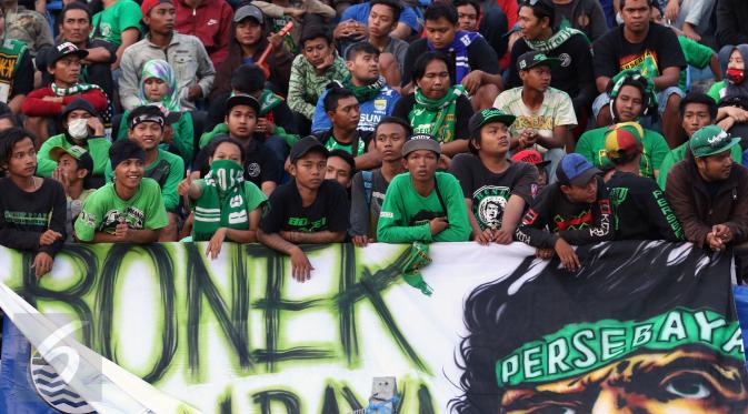 Sejumlah suporter Persebaya Utd berada tribun Utara Stadion Si Jalak Harupat, Bandung, Minggu (9/6/2015). Kedatangan suporter untuk menyaksikan laga Persib melawan Persebaya Utd di lanjutan Grup A Piala Presiden 2015. (Liputan6.com/Helmi Fithriansyah) 