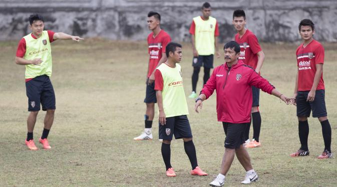 Pelatih Bali United, Indra Sjafri memimpin latihan jelang laga Piala Presiden melawan Mitra Kukar di Lapangan Trisakti, Kuta, Bali, Selasa (1/9/2015). (Bola.com/Vitalis Yogi Trisna)