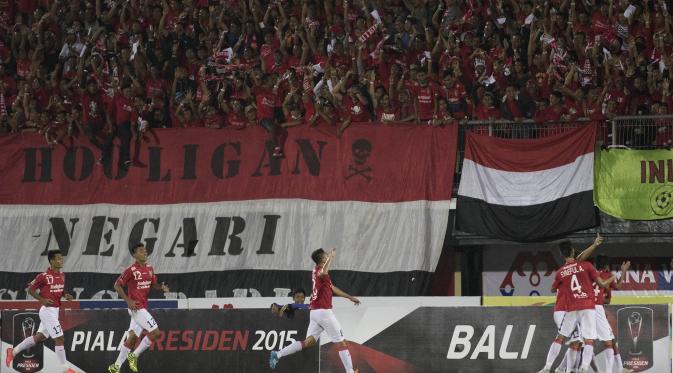 Para pemain Bali United merayakan gol yang dicetak ke gawang Mitra Kukar pada laga Piala Presiden di Stadion I Wayan Dipta, Gianyar, Bali, Kamis (3/9/2015). (Bola.com/Vitalis Yogi Trisna)