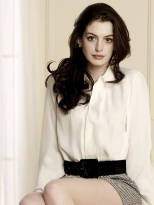 Anne Hathaway mengaku senang mendapatkan kesempatan bisa beradu akting dengan artis senior.