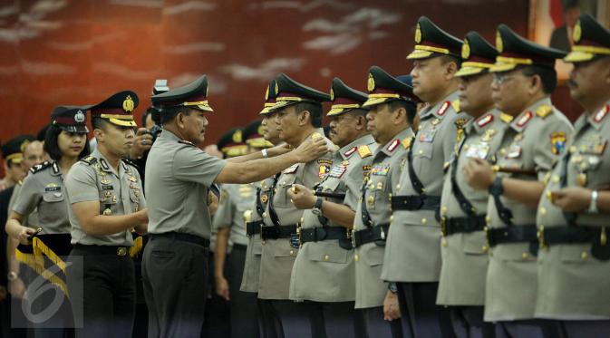 Kapolri Jenderal (Pol) Badrodin Haiti menyematkan lencana kepada Komjen Pol Anang Iskandar saat upacara sertijab di Aula Rupatama Mabes Polri, Jakarta, Senin (7/9). Anang resmi menjabat Kabareskrim menggantikan Budi Waseso. (Liputan6.com/Faizal Fanani)